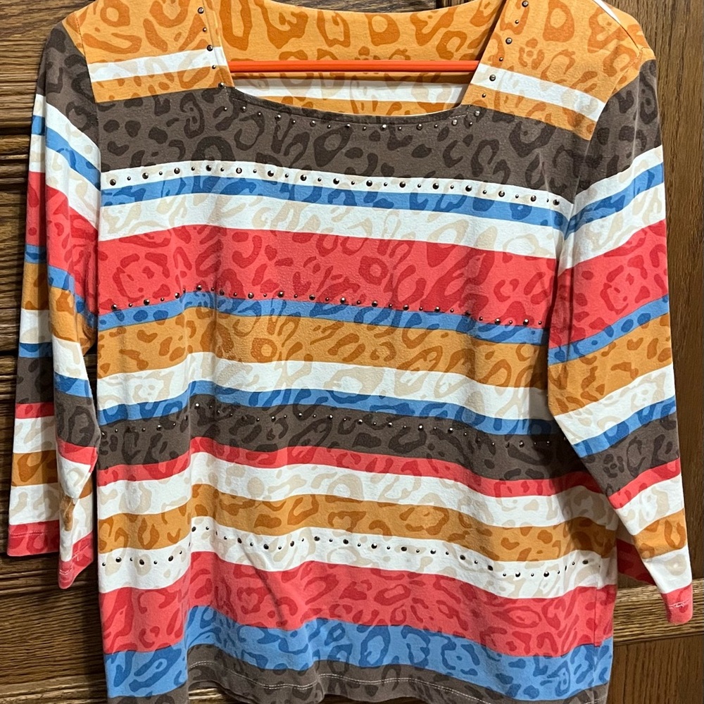 Women’s top, no tags, fits like a medium, comfy, 3/4 length sleeves, smoke free